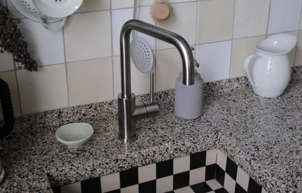 Landelijke keuken in oud groen