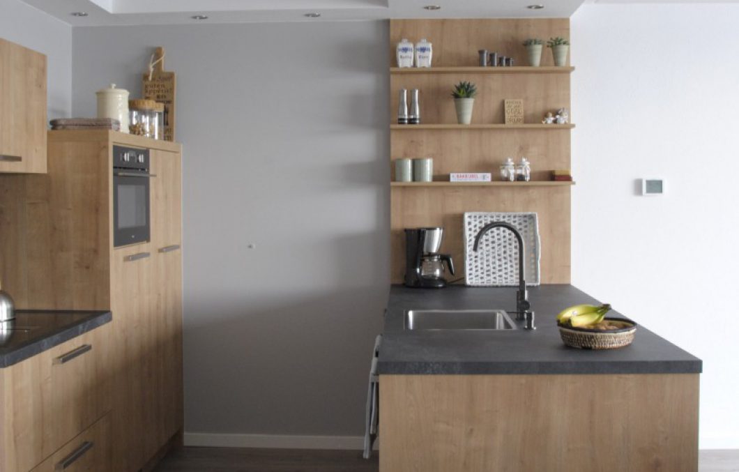 Moderne houten keuken met een warme uitstraling in Papendrecht