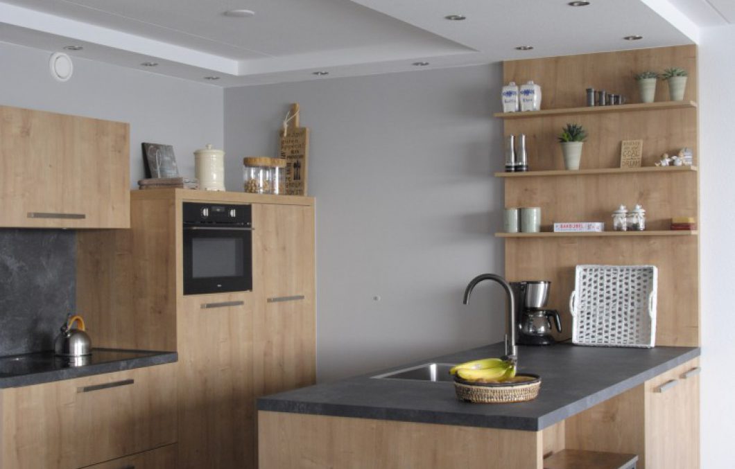 Moderne houten keuken met een warme uitstraling in Papendrecht
