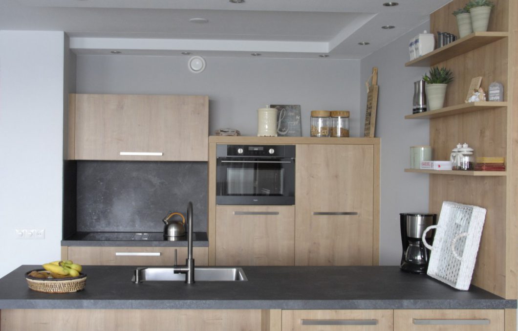 Moderne houten keuken met een warme uitstraling in Papendrecht