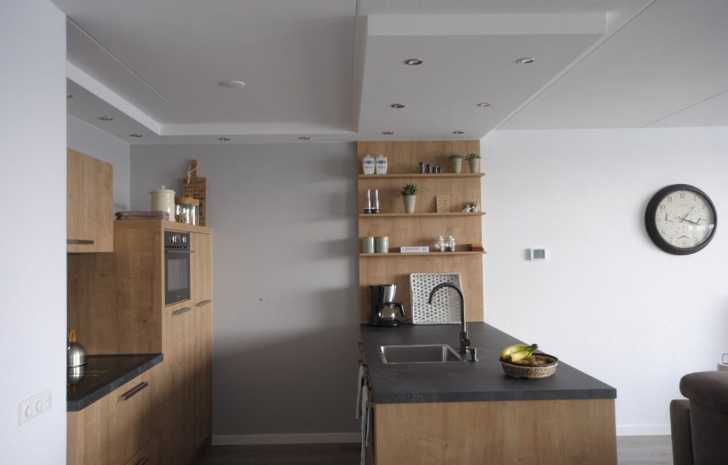 Moderne houten keuken met een warme uitstraling in Papendrecht
