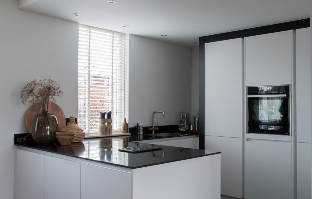 Moderne keuken met schiereiland in Papendrecht