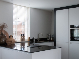 Moderne keuken met schiereiland in Papendrecht