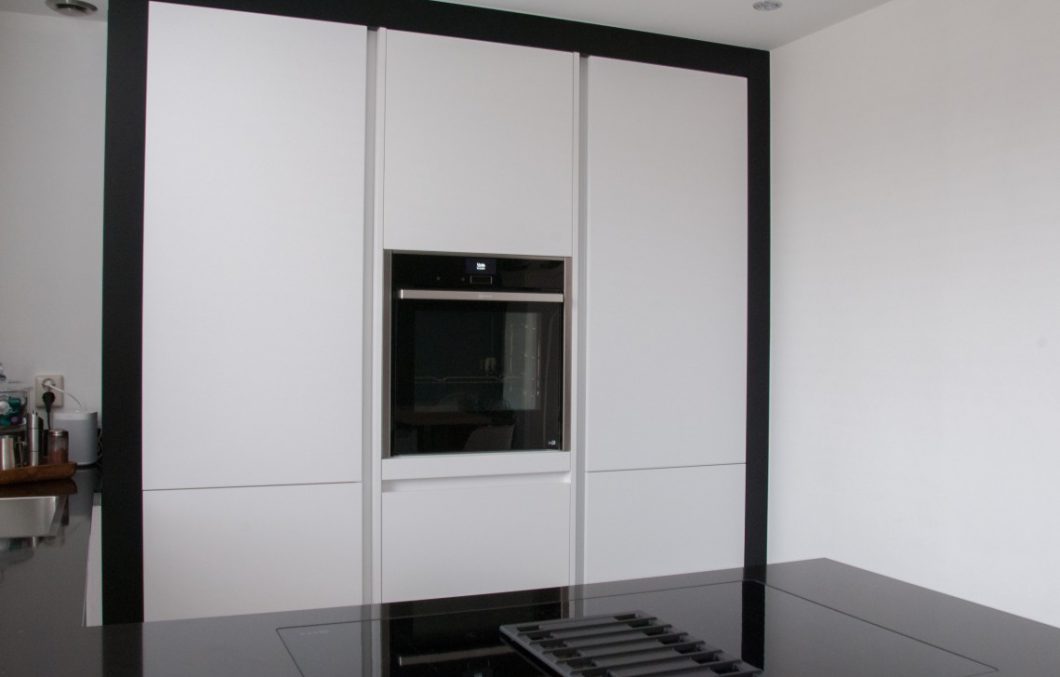Moderne keuken met schiereiland in Papendrecht