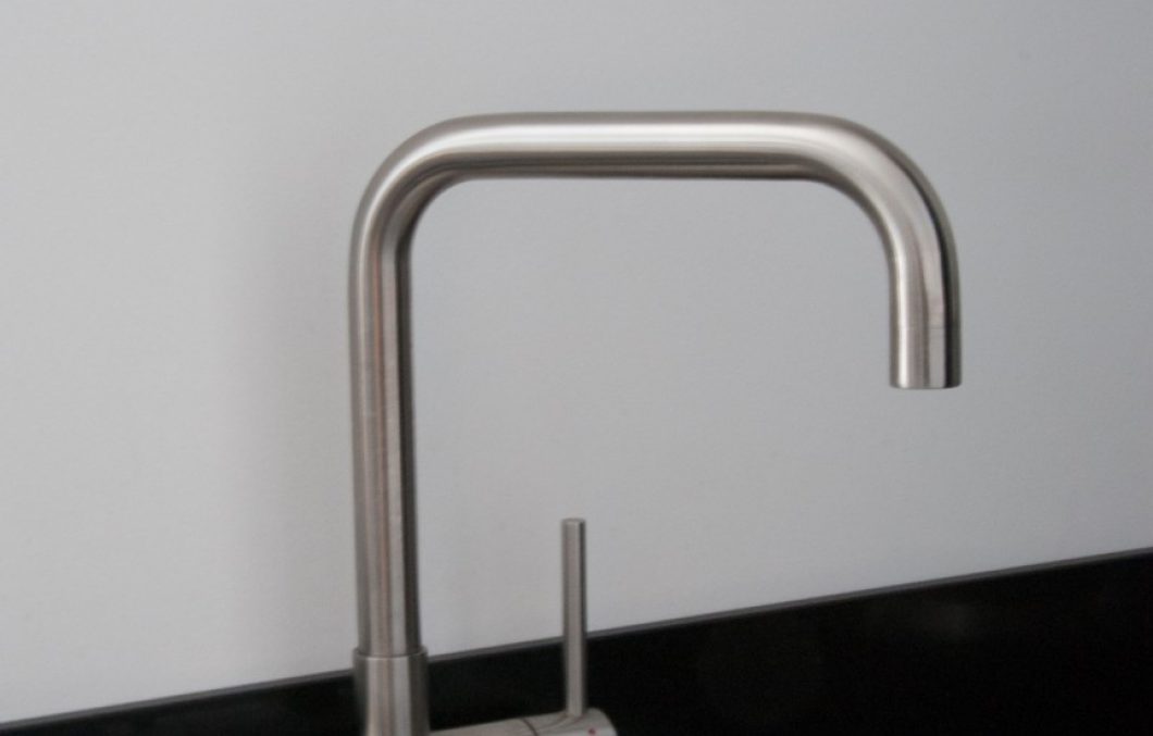 Moderne keuken met schiereiland in Papendrecht