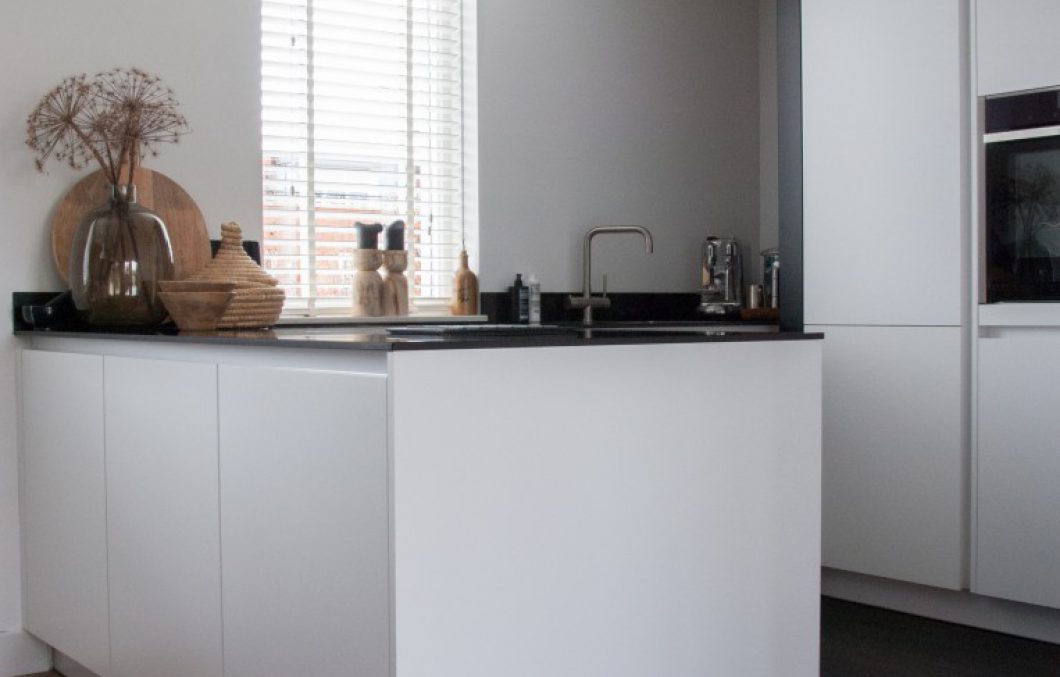 Moderne keuken met schiereiland in Papendrecht