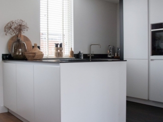 Moderne keuken met schiereiland in Papendrecht