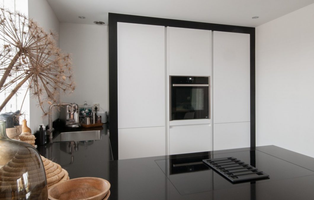 Moderne keuken met schiereiland in Papendrecht
