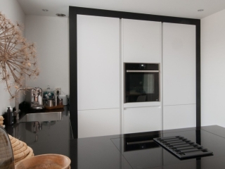Moderne keuken met schiereiland in Papendrecht