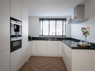 Binnenkijken bij deze moderne greeploze keuken in Dordrecht Moderne greeploze keuken in Dordrecht