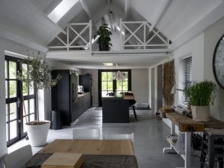 Binnenkijken bij deze Fenix woonkeuken met Pitt Cooking in Spijk Fenix woonkeuken met Pitt Cooking in Spijk