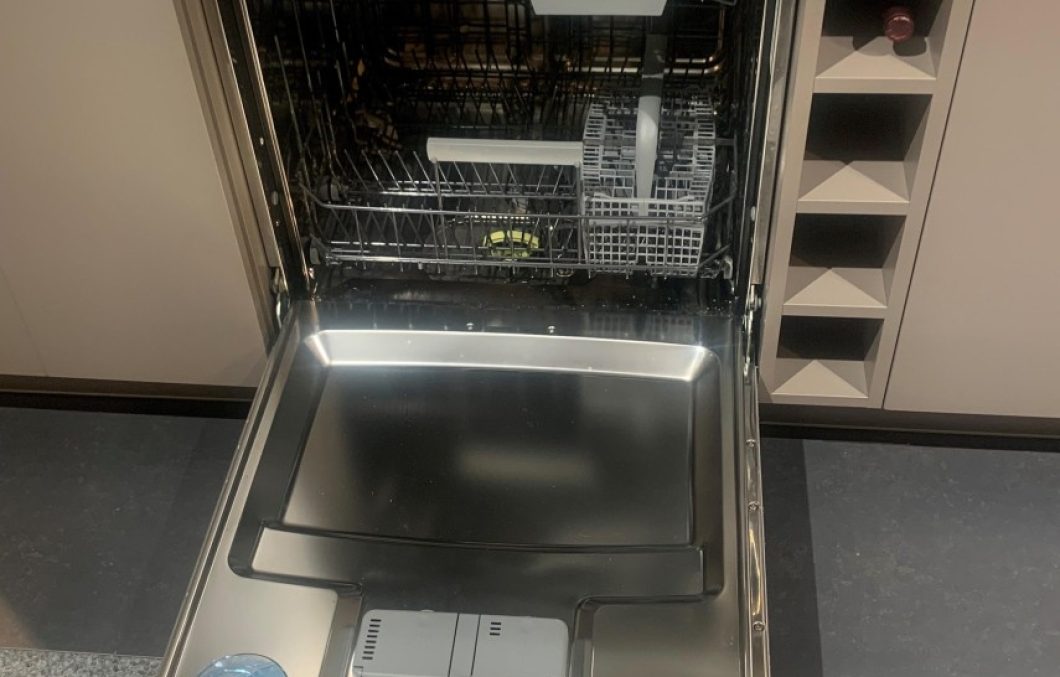 Sfeervolle keuken in taupe met ATAG apparatuur