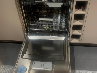 Sfeervolle keuken in taupe met ATAG apparatuur