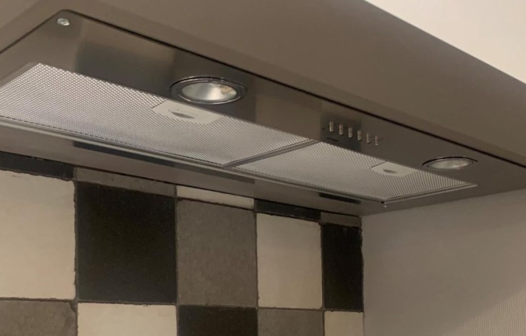 Sfeervolle keuken in taupe met ATAG apparatuur