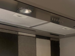 Sfeervolle keuken in taupe met ATAG apparatuur