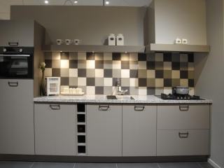 Sfeervolle showroom keuken in taupe met ATAG apparatuur