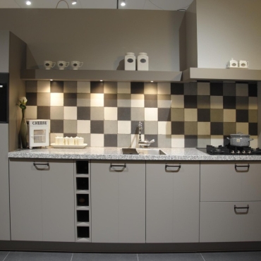 Sfeervolle showroom keuken in taupe met ATAG apparatuur