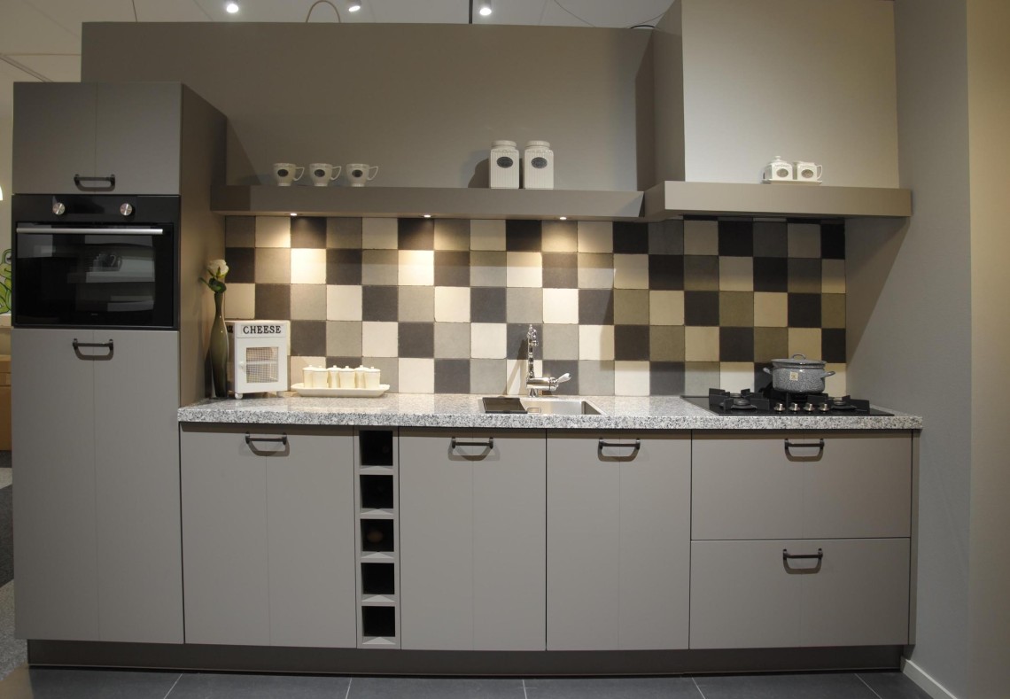 Sfeervolle showroom keuken in taupe met ATAG apparatuur