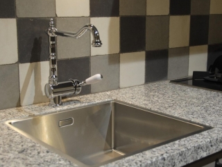 Sfeervolle keuken in taupe met ATAG apparatuur