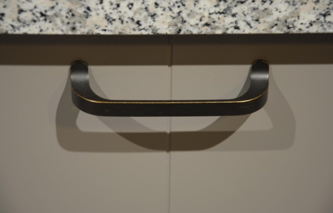 Sfeervolle keuken in taupe met ATAG apparatuur