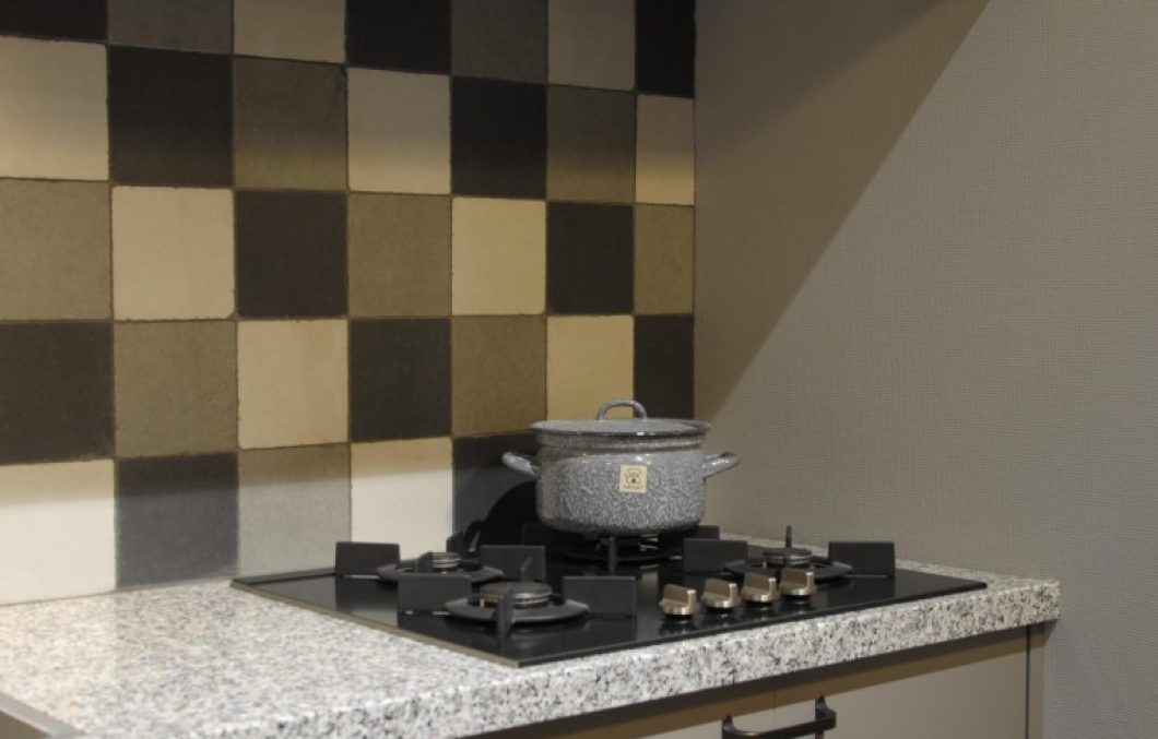 Sfeervolle keuken in taupe met ATAG apparatuur