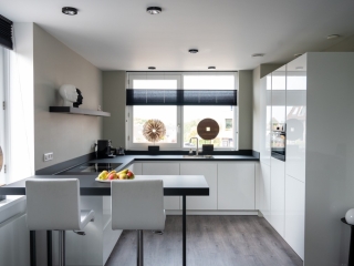 Hoogglans keuken met fenix keukenblad in Hardinxveld-Giessendam Hoogglans keuken met Fenix keukenblad in Hardinxveld-Giessendam