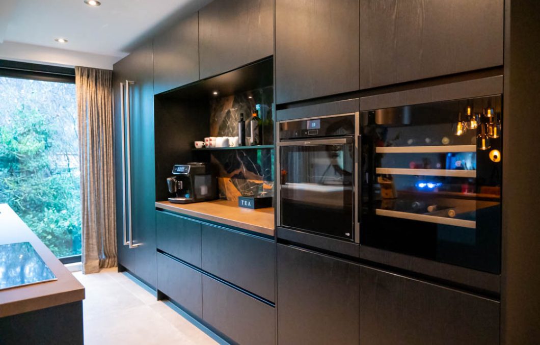 Moderne zwarte keuken in Dordrecht