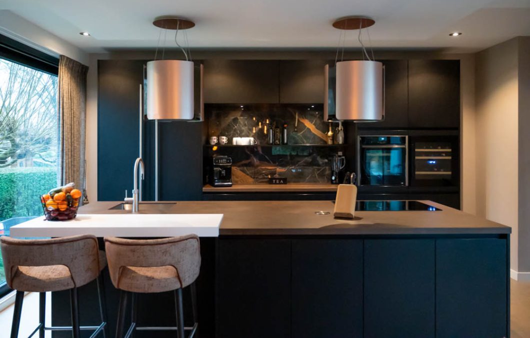 Stijlvolle zwarte keuken in Dordrecht