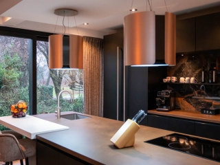 Stijlvolle zwarte keuken met luxe uitstraling in Dordrecht Stijlvolle zwarte keuken in Dordrecht