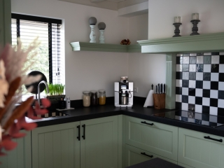 Landelijke keuken met sfeervol bargedeelte in Giessenburg Landelijke keuken in oud groen