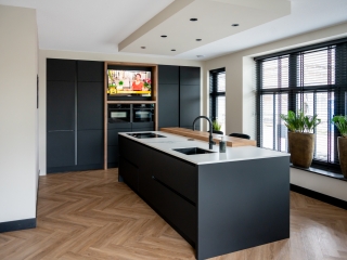 Moderne Fenix keuken met NEFF apparatuur in Gorinchem Moderne zwarte keuken in Gorinchem