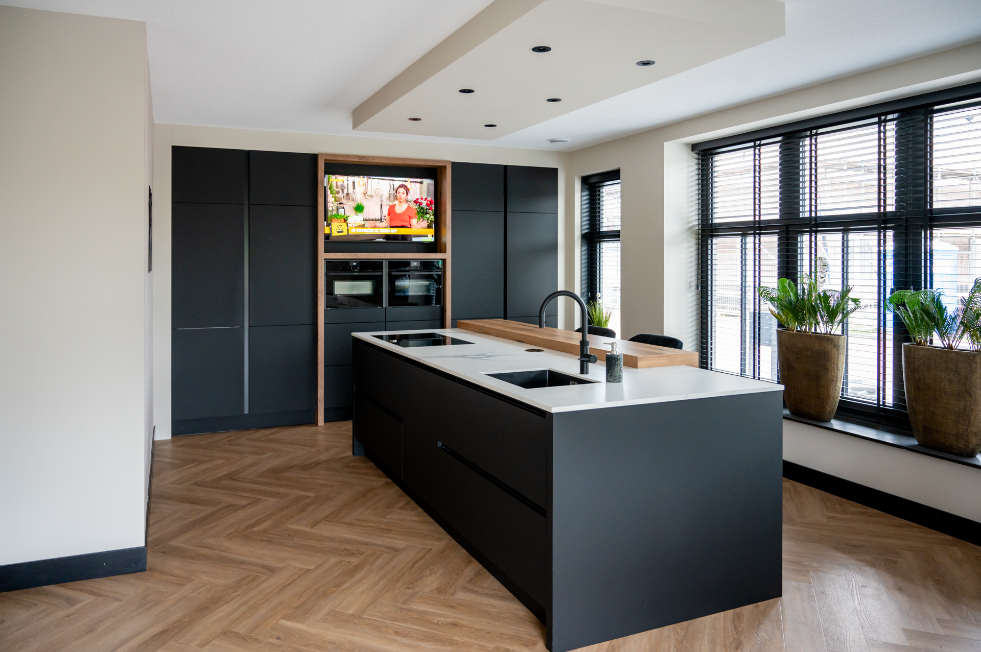 Moderne zwarte keuken in Gorinchem