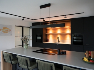 Woonkeuken met riant kookeiland en NEFF apparatuur in Goudriaan Woonkeuken met riant kookeiland en NEFF apparatuur in Goudriaan