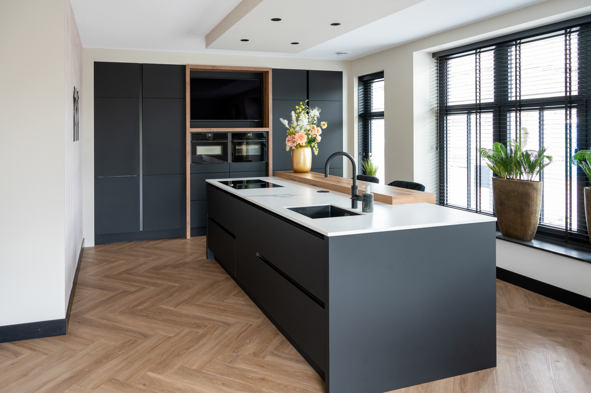 Moderne zwarte Fenix keuken gecombineerd met hout