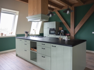 Binnenkijken bij deze landelijke keuken in een woonboerderij in Noordeloos Landelijke keuken in een woonboerderij in Noordeloos