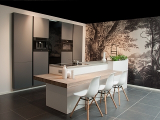 Moderne showroom keuken met kookeiland