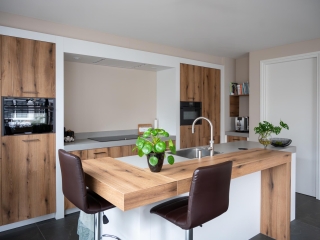 Houtlook keuken met doorlopende houtstructuur in Papendrecht Houtlook keuken Papendrecht