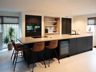 Binnenkijken bij deze Fenix keuken in combinatie met Pure Dutch® maatwerk Binnenkijken bij deze Fenix matzwarte keuken in combinatie met Pure Dutch® maatwerk