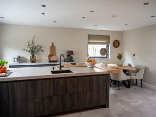 Houtlook keuken met kookeiland in Hardinxveld-Giessendam Houtlook keuken in Hardinxveld-Giessendam