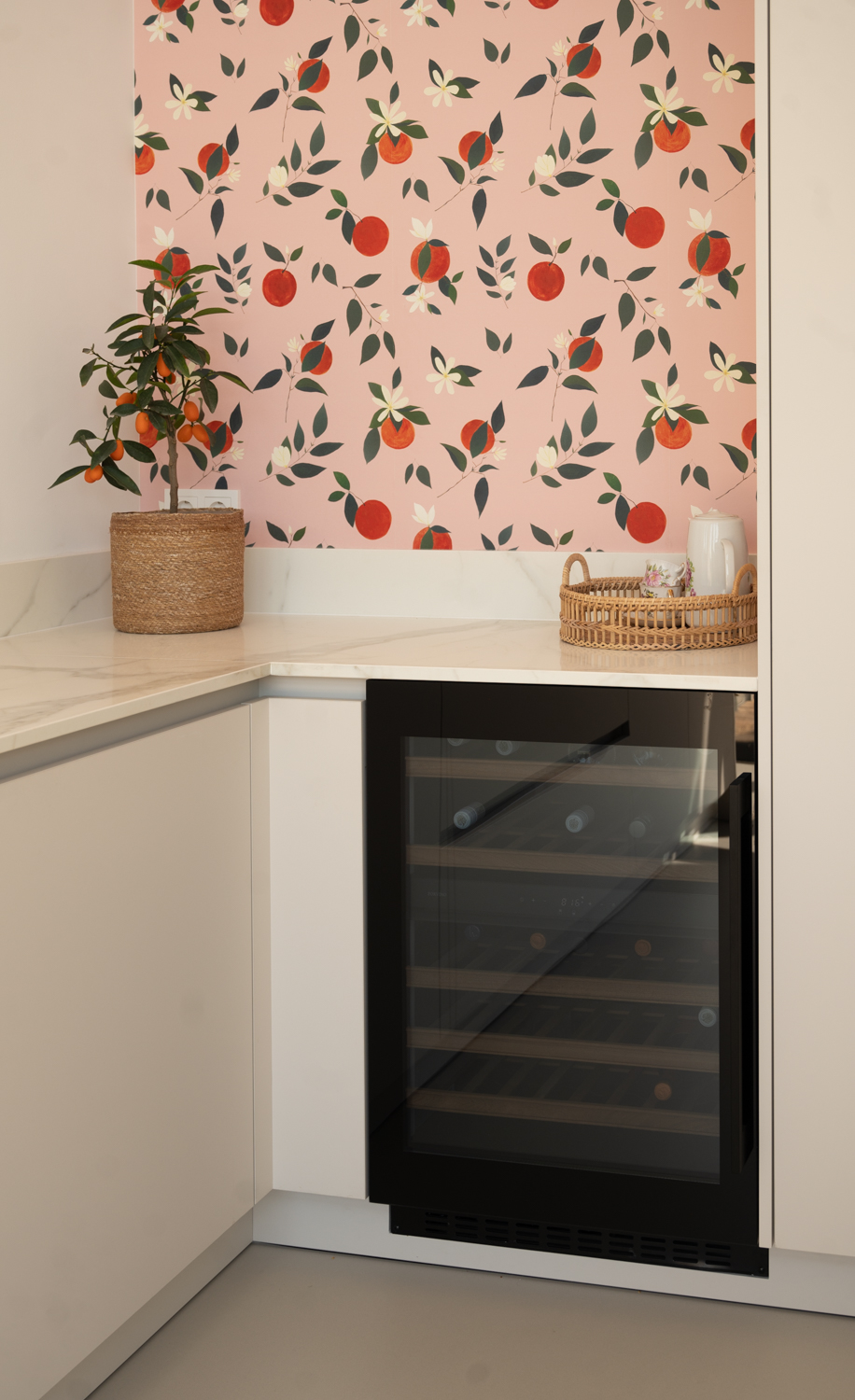 Moderne keuken met wijnklimaatkast
