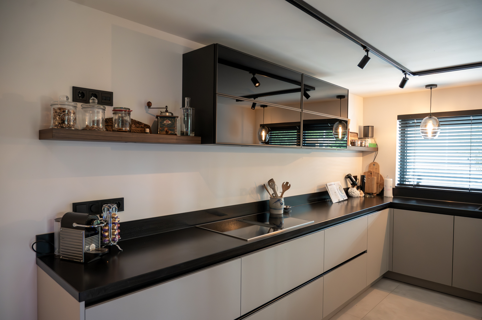 Moderne keuken met wijnklimaatkast in Hendrik-Ido-Ambacht