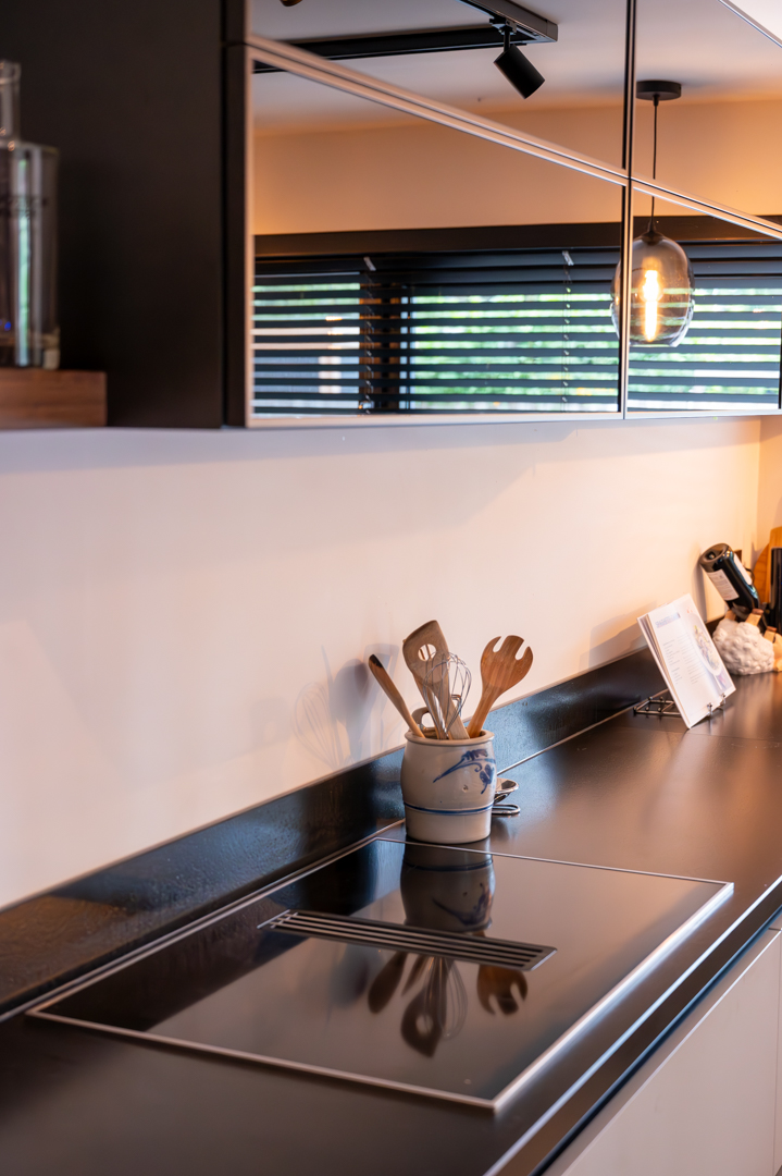 Moderne keuken met inductiekookplaat van Miele in Hendrik-Ido-Ambacht