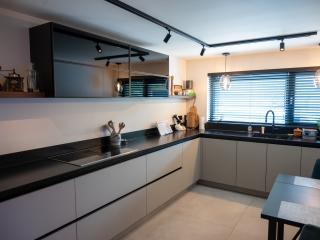 Moderne keuken met wijnklimaatkast in Hendrik-Ido-Ambacht Moderne keuken met wijnklimaatkast in Hendrik-Ido-Ambacht