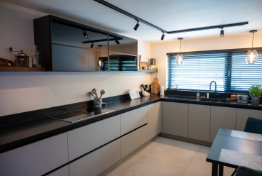 Moderne keuken met wijnklimaatkast in Hendrik-Ido-Ambacht
