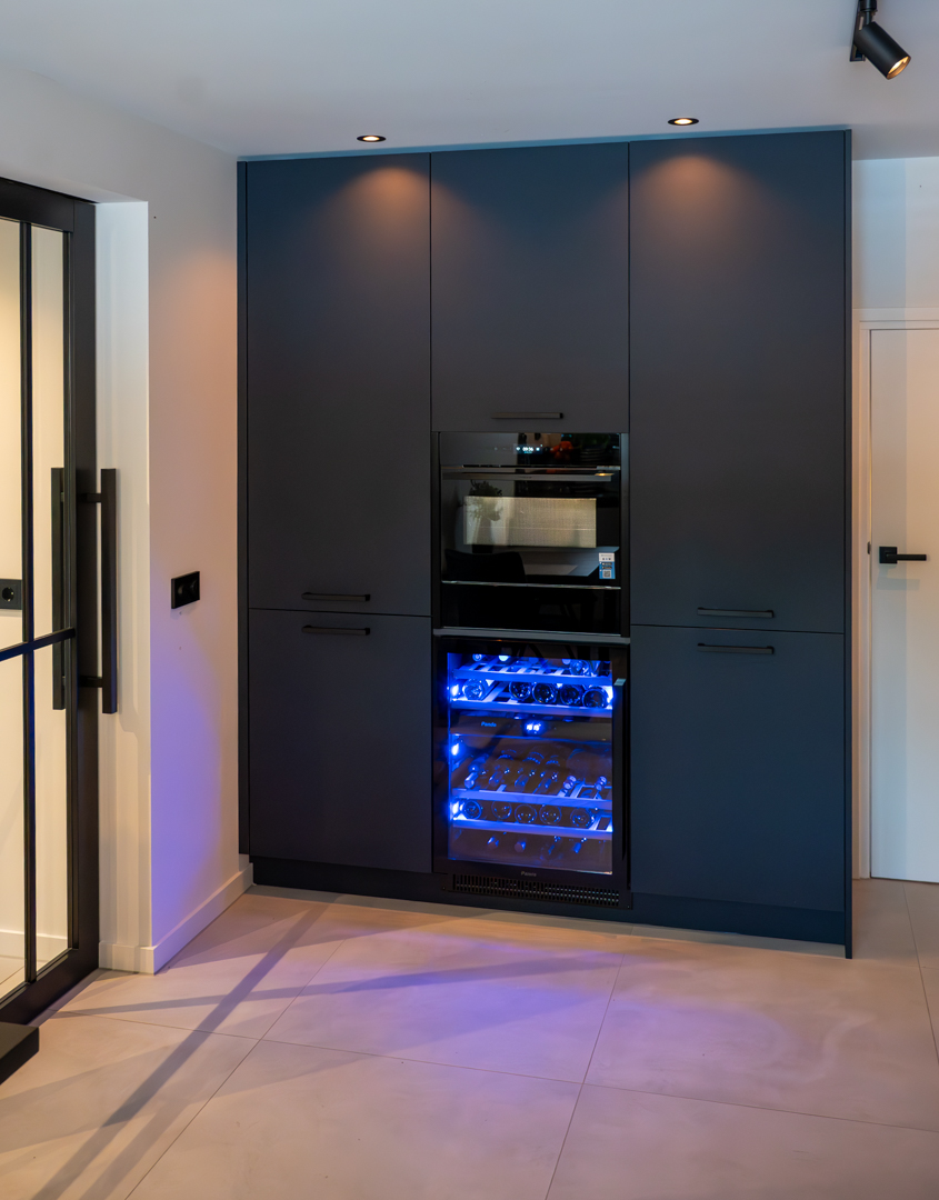 Moderne keuken met wijnklimaatkast in Hendrik-Ido-Ambacht
