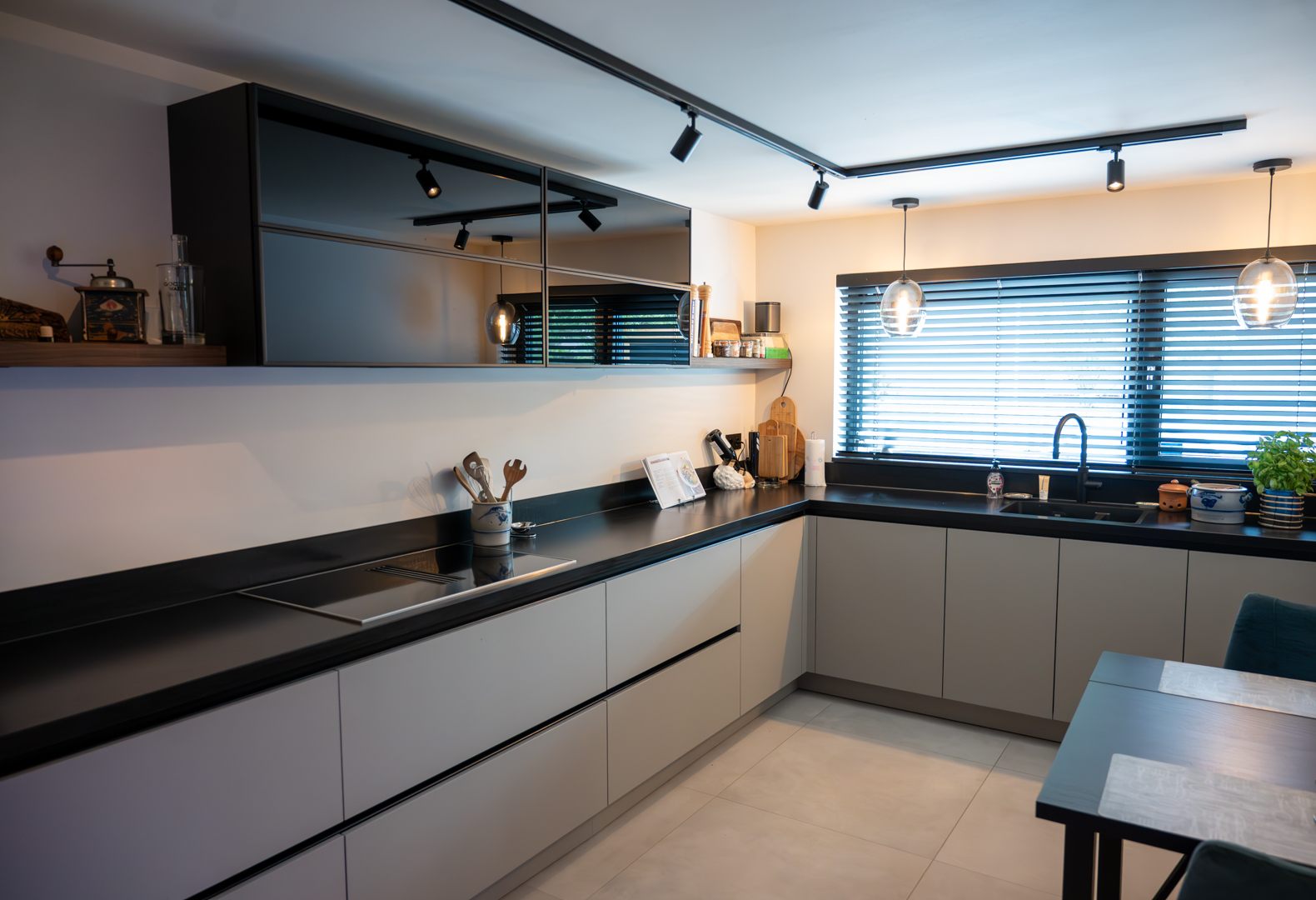 Moderne keuken met wijnklimaatkast in Hendrik-Ido-Ambacht