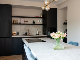 Moderne keuken in Dordrecht met kookeiland en koffiecorner Moderne keuken in Dordrecht met kookeiland en koffiecorner