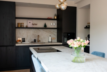 Moderne keuken in Dordrecht met kookeiland en koffiecorner Moderne keuken in Dordrecht met kookeiland en koffiecorner