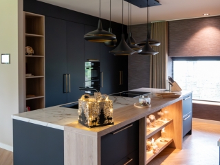 Hotel Chique keuken met doorgang naar wasruimte/bijkeuken Hotel chique keuken met kookeiland Dordrecht