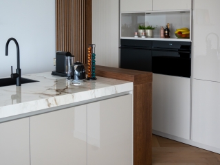 Moderne keuken met kookeiland in Papendrecht